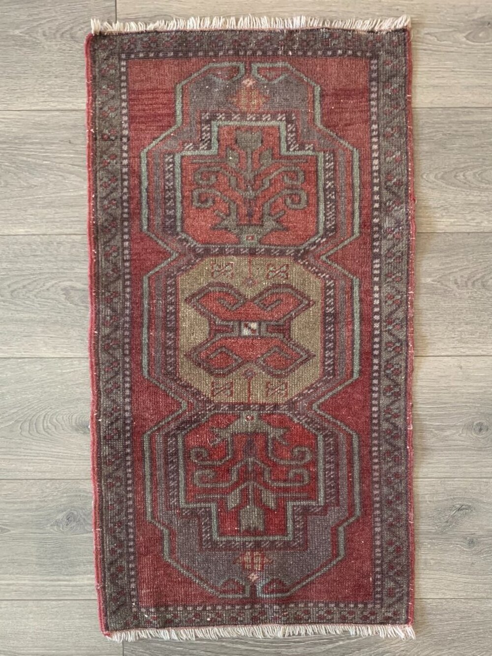 EUC Oriental throw rug 20 x 37 inches
